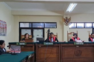 Jaksa membacakan surat dakwaan kasus pembunuhan bayi kandung, terdakwa Brigadur Ade Kurniawan mengikuti sidang secara online, Rabu (16/7/2025). (bae)