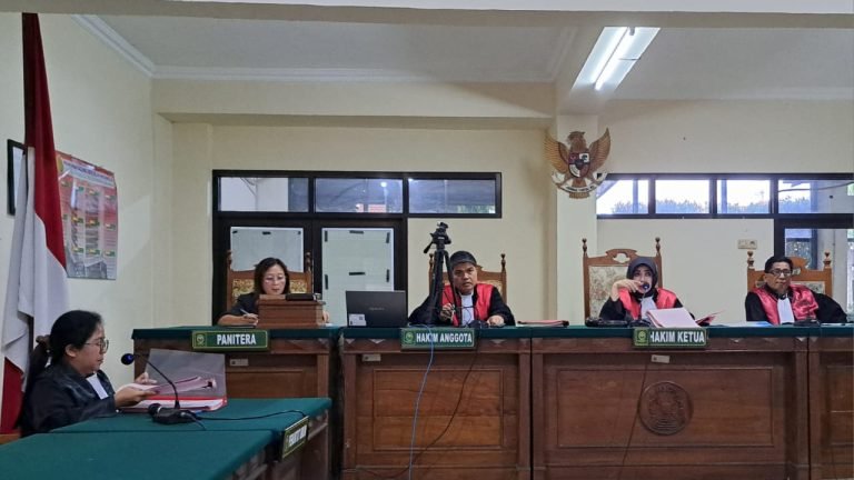 Jaksa membacakan surat dakwaan kasus pembunuhan bayi kandung, terdakwa Brigadur Ade Kurniawan mengikuti sidang secara online, Rabu (16/7/2025). (bae)