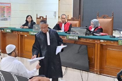 Jaksa menyerahkan surat tuntutan kepada terdakwa Robig Zaenudin dalam sidang di PN Semarang, Selasa (872025). (bae)