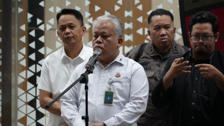 Kejagung mengumumkan status tersangka terhadap bos minyak Riza Chalid dalam kasus dugaan tindak pidana korupsi tata kelola minyak mentah dan produk kilang PT Pertamina. Foto: dok/humas