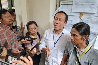 Keluarga korban penembakan didampingi kuasa hukumnya, Zainal Petir, memberi pernyataan usai mendengar sidang tuntutan terdakwa Robig Zaenudin di PN Semarang, Selasa (872025). (bae)