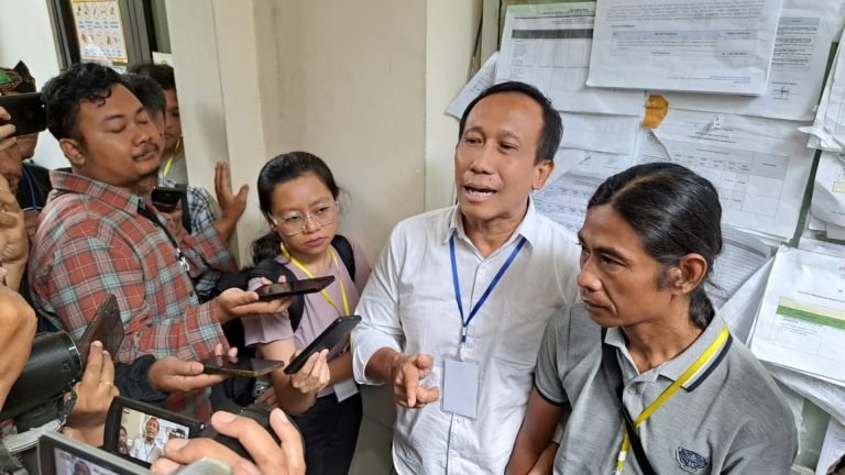 Keluarga korban penembakan didampingi kuasa hukumnya memberi pernyataan usai mendengar sidang tuntutan terdakwa Robig Zaenudin di PN Semarang, Selasa (872025). (bae)