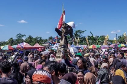 Kemeriahan Ruwat Bumi Desa Tanjunganom, Kecamatan Rakit, Kabupaten Banjarnegara, yang digelar di lapangan desa, Kamis (1072025).