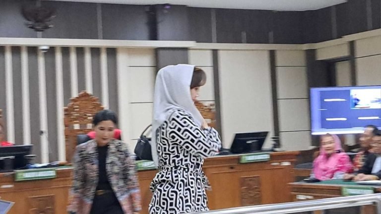 Kepala Bapenda Kota Semarang, Indriyasari alias Iin bersaksi di sidang korupsi Mbak Ita dan Alwin di Pengadilan Tipikor Semarang. (bae)