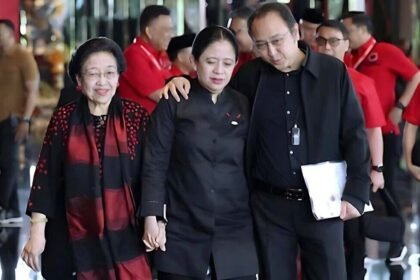 Ketua DPP PDI-P Puan Maharani dirangkul kakaknya Prananda Prabowo dan digandeng Ketua Umum PDIP Megawati Soekarnoputri saat jalan menuju ruang bimbingan teknis anggota Fraksi PDI-P se-Indonesia di Bali, Rabu (30/7/2025). Foto:dok