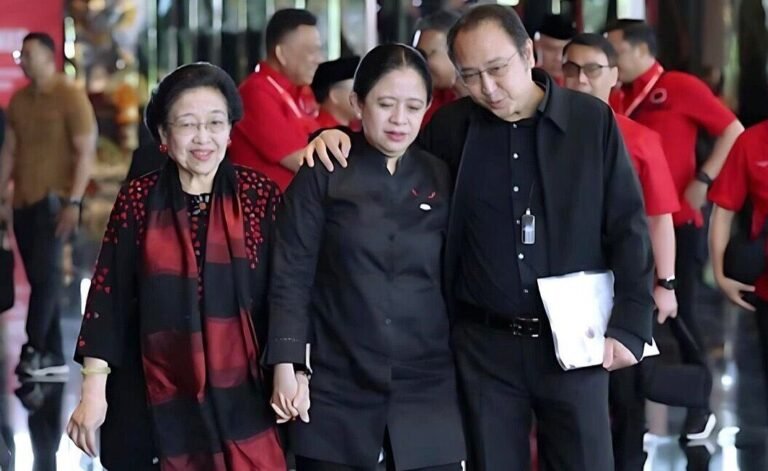 Ketua DPP PDI-P Puan Maharani dirangkul kakaknya Prananda Prabowo dan digandeng Ketua Umum PDIP Megawati Soekarnoputri saat jalan menuju ruang bimbingan teknis anggota Fraksi PDI-P se-Indonesia di Bali, Rabu (30/7/2025). Foto:dok