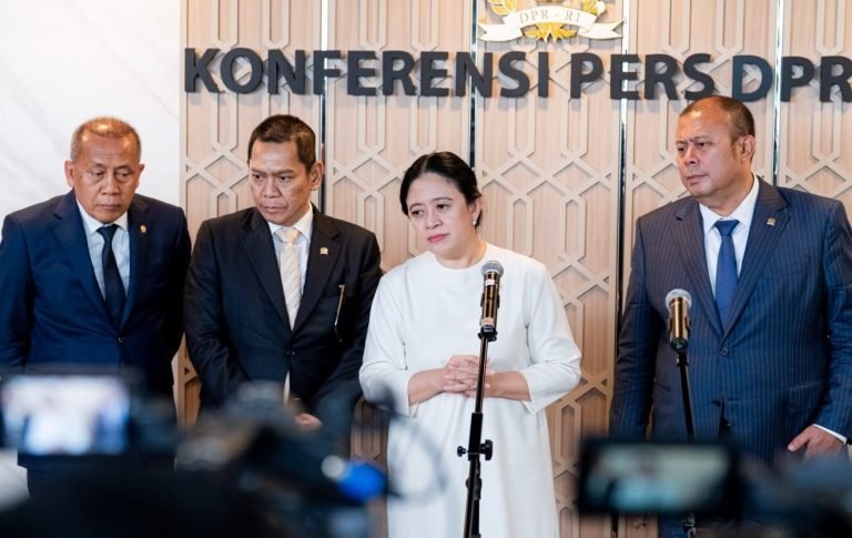 Ketua DPR RI Puan Maharani bersama pimpinan DPR lainnya, memerhatikan sejumlah pertanyaan wartawan yang ditujukan kepadanya dalam konferesi pers di Kompleks Parlemen, Senayan, Jakarta.