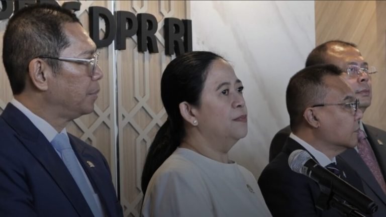 Ketua DPR RI Puan Maharani dan pimpinan DPR lain menyampaikan keterangan pers setelah rapat paripurna.
