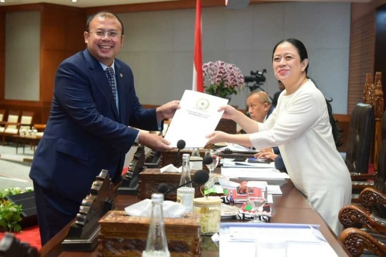 Ketua DPR RI Puan Maharani menerima dokumen laporan hasil investigasi dugaan penyelewengan penyelenggaraan haji tahun 2025 dari Ketua Timwas Haji DPR RI Cucu Ahmad Syamsurijal. Foto: dok/humas