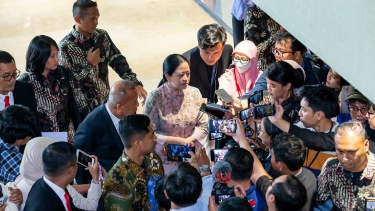 Ketua DPR RI Puan Maharani saat diwawancara awak media di Gedung DPR, Senayan, Jakarta.
