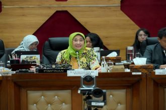 Ketua Komisi X DPR RI Hetifah Sjaifudian saat memimpin Rapat Dengar Pendapat Umum di Gedung DPR Kompleks Senayan Jakarta