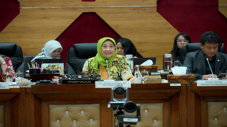 Ketua Komisi X DPR RI Hetifah Sjaifudian saat memimpin Rapat Dengar Pendapat Umum di Gedung DPR Kompleks Senayan Jakarta