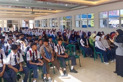 Lulusan SMP yang baru diterima di SMA mengikuti orientasi awal sekolah. (humas pemprov)