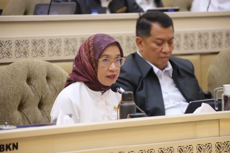 Menteri Pendayagunaan Aparatur Negara dan Reformasi Birokrasi (Menpan RB) Rini Widyantini dalam rapat kerja dengan Komisi II DPR RI di kompleks Parlemen Senayan Jakarta, 30 Juli 2025. Foto: dok/ist