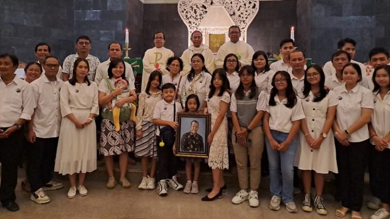 Misa 1000 hari arwah Iwan Budi. Keluarga menunggu penuntasan kasus pembunuhan keji diduga berlatar belakang kasus korups di Semarang