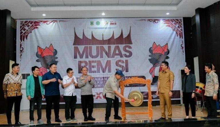 Sejumlah pejabat memukul gong sebagai pembuka gelaran Munas BEM SI. Kehadiran para pejabat dalam Munas BEM SI membuat sejumlah BEM keluar dari keanggotaan BEM SI. 15 BEM kampus Jateng-DIY menuntut BEM SI kembali ke marwah. Foto:dok/ist