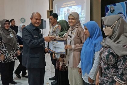 Pemberian penghargaan di sela acara monitoring dan evaluasi pelaksanaan SIMPATIK yang digelar di Aula Dinas Kesehatan Banjarnegara, Jumat (11/7/2025).