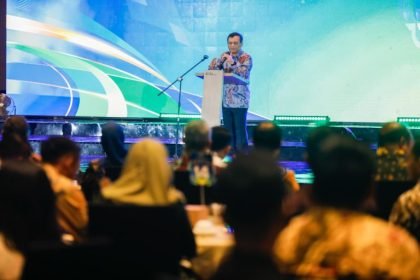 Gubernur Jateng Ahmad Luthfi menyampaikan pidato usai mendapatkan penghargaan sebagai kepala daerah innovatif dari SSBI Award, Jumat (18/7/2025)
