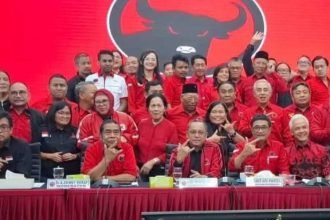 Pengurus DPP PDI Perjuangan foto bersama usai menggelar rapat konsolidasi di kantor DPP partai pekan kemarin. Nampak hadir, Ganjar Pranowo, Bambang (Pacul) Wuryanto, Djarot Saiful Hidayat, dan lain-lain. Foto: dok/ist