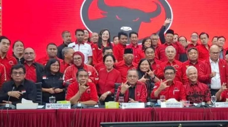 Pengurus DPP PDI Perjuangan foto bersama usai menggelar rapat konsolidasi di kantor DPP partai pekan kemarin. Nampak hadir, Ganjar Pranowo, Bambang (Pacul) Wuryanto, Djarot Saiful Hidayat, dan lain-lain. Foto: dok/ist