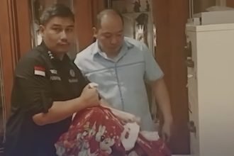 Penyidik Kejagung menyita uang Rp 2 miliar dalam plastik Mickey Mouse dari rumah Dirut Sritex Iwan Kurniawan Lukminto.