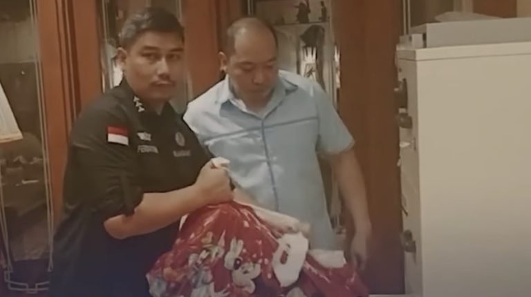 Penyidik Kejagung menyita uang Rp 2 miliar dalam plastik Mickey Mouse dari rumah Dirut Sritex Iwan Kurniawan Lukminto.