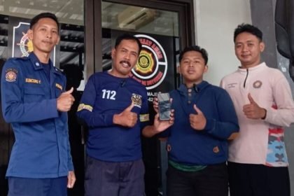 Petugas Damkar Majenang, Cilacap, menyerahkan Hp yang kepada pemiliknya, Rizal. Saat Hp miliknya hilang, Rizal memilih lapor ke Damkar.