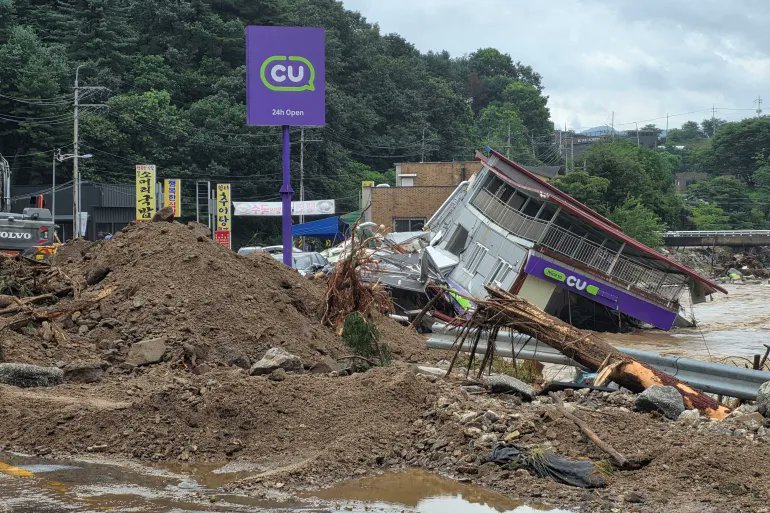 Korea Selatan dilanda banjir dan tanah longsor. Akibatnya belasan orang dinyatakan tewas, puluhan hilang dan ribuan lainnya mengungsi. hujan lebat sejak Rabu hingga Minggu (20/7/2025) menjadi pemicu terjadinya musibah tersebut. Foto: Yonhap