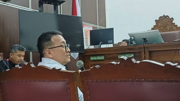 Terdakwa TPPU atas praktik pengamanan situs judi online di Kementerian Kominfo, Rajo Emirsyah menjalani sidang di Pengadilan Negeri Jakarta.