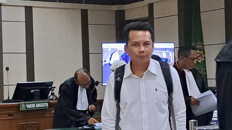 Terdakwa korupsi proyek Jembatan Merah Purbalingga, Zaini Makarim saat menjalani sidang di Pengadilan Tipikor Semarang. (bae)