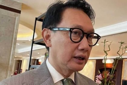 Wakil Menteri Luar Negeri Arif Havas Oegroseno memilih mundur dari jabatan komisaris BUMN menyusul putusan MK yang melarang rangkap jabatan bagi menteri dan tentu saja wakilnya.