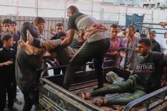 Warga Palestina membantu mengevakuasi warga yang terluka akibat serangan biadab pasukan Israel Sabtu (19/7/2025). Foto: APF