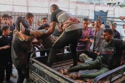 Warga Palestina membantu mengevakuasi warga yang terluka akibat serangan biadab pasukan Israel Sabtu (19/7/2025). Foto: APF