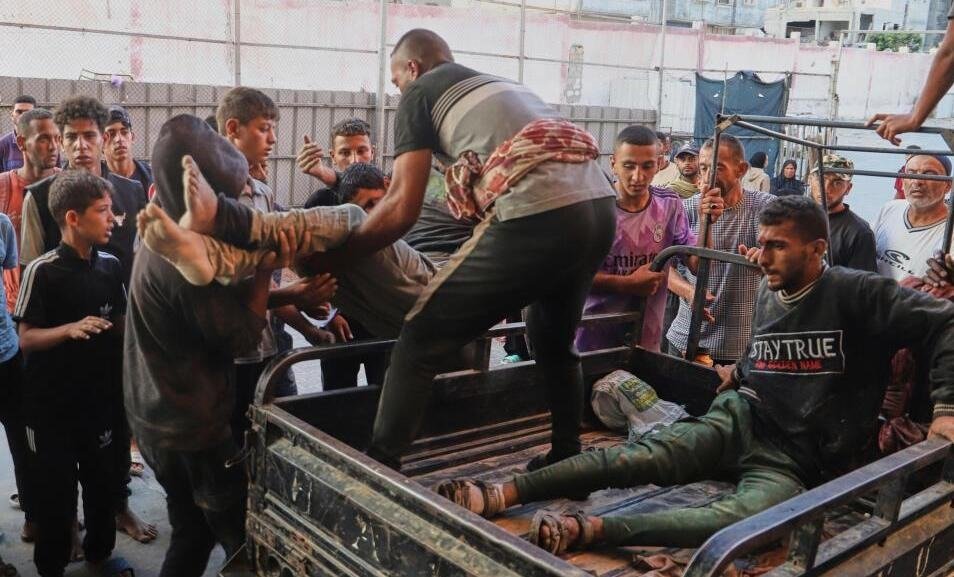 Warga Palestina membantu mengevakuasi warga yang terluka akibat serangan biadab pasukan Israel Sabtu (19/7/2025). Foto: APF