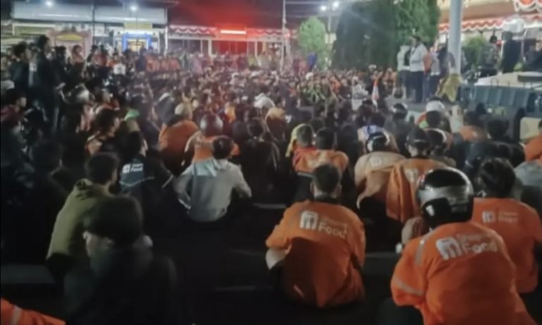 Ratusan driver ShopeeFood mendatangi Polresta Sleman, meminta aksi kekerasan terhadap rekan mereka diusut tuntas.