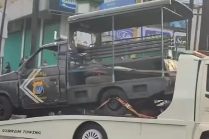 Mobil patroli polisi yang dirusak massa aksi solidaritas driver ShopeeFood dievakuasi menggunakan towing.