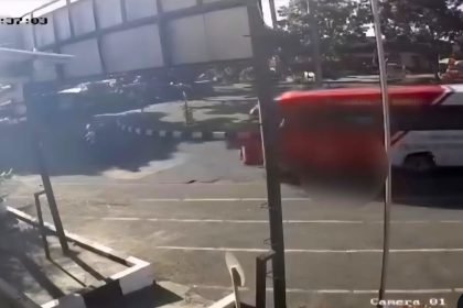 Tangkapan layar rekaman CCTV yang memperlihatkan peristiwa Feeder tabrak pekalan kali di Bundaran Klipang Semarang. (medsos)