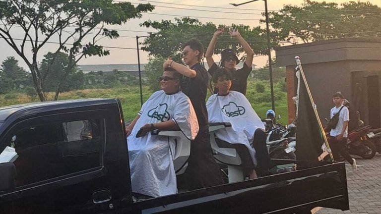 Rangkaian Grand Opening Best Pangkas Rambut diwarnai dengan praktik cukur rambut di atas mobil yang sedang konvoi, Minggu (13/7/2025). (bae)