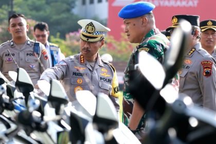 Dirlantas Polda Jateng Kombes Pol Pratama Adhyasastra, memeriksa kesiapan kendaraan patroli saat memimpin apel kesiapan pelaksanaan Operasi Patuh Candi 2025, di Mapolda Jateng, Senin (14/7/2025).