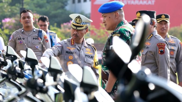 Dirlantas Polda Jateng Kombes Pol Pratama Adhyasastra, memeriksa kesiapan kendaraan patroli saat memimpin apel kesiapan pelaksanaan Operasi Patuh Candi 2025, di Mapolda Jateng, Senin (14/7/2025).