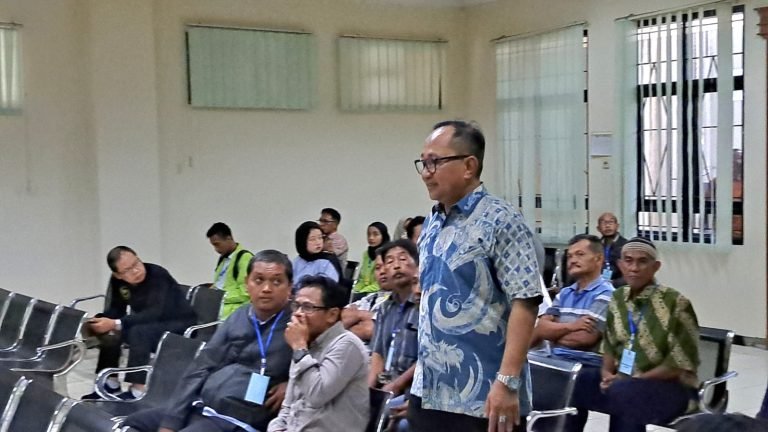 Wakil Wali Kota Semarang Iswar Aminudin berjalan memasuki ruang sidang Pengadilan Tipikor Semarang, Senin (14/7/2025). (bae)