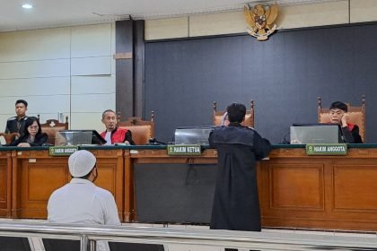 Terdakwa Aipda Robig Zaenudin (baju putih) mengikuti sidang pledoi di PN Semarang, Selasa (15/7/2025). (bae)