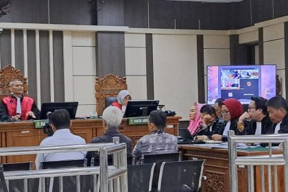 Saksi meringankan yang dihadirkan penasihat hukum terdakwa Mbak Ita dan Alwin Basri dicecar pertanyaan di Pengadilan Tipikor Semarang, Rabu (16/7/2025). (bae)