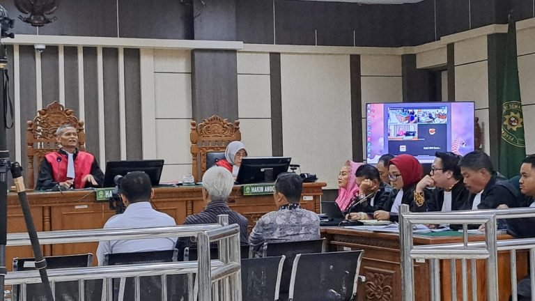 Saksi meringankan yang dihadirkan penasihat hukum terdakwa Mbak Ita dan Alwin Basri dicecar pertanyaan di Pengadilan Tipikor Semarang, Rabu (16/7/2025). (bae)