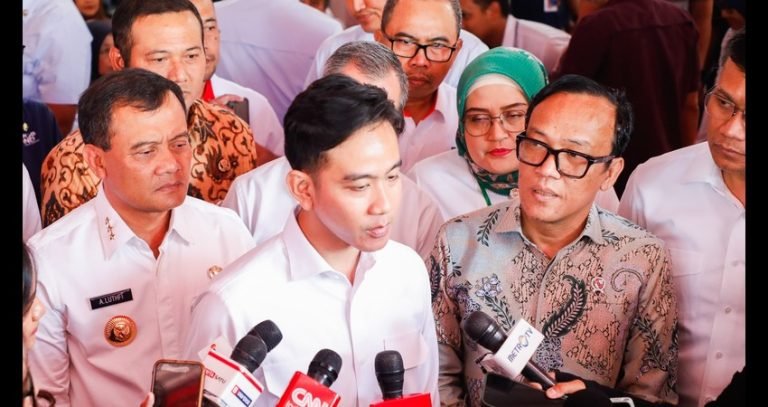 Wapres Gibran Rakabuming Raka meninjau pencaira. BSU di Boyolali, Jumat (18/7/2025). (humas pemprov)