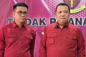 Aspidsus Kejati Jateng, Lukas Alexander Sinuraya (kanan) dan Kasi Penyidikan Pidsus Kejati, Leo Jimmy, menjelaskan progres penguautan korupsi BUMD Cilacap