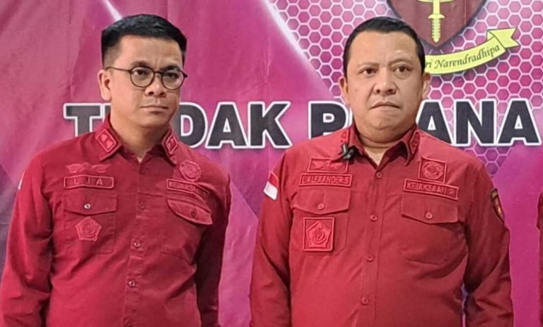 Aspidsus Kejati Jateng, Lukas Alexander Sinuraya (kanan) dan Kasi Penyidikan Pidsus Kejati, Leo Jimmy, menjelaskan progres penguautan korupsi BUMD Cilacap