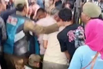 Suasana warga yang berdesakan dalam pesta rakyat resepsi perkawinan anak Gubernur Jabar dengan Wakil bupati Garut