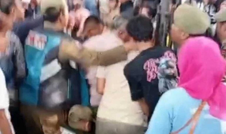 Suasana warga yang berdesakan dalam pesta rakyat resepsi perkawinan anak Gubernur Jabar dengan Wakil bupati Garut