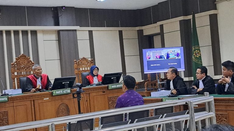 Terdakwa penyuap Alwin Basri dan Mbak Ita, Martono mengikuti sidang di Pengadilan Tipikor Semarang. (bae)